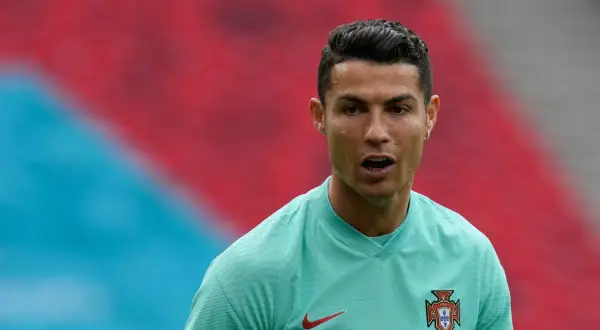 Cristiano Ronaldo, znany z kampanii z Coca-Cola, w zielonej koszulce reprezentacji Portugalii.
