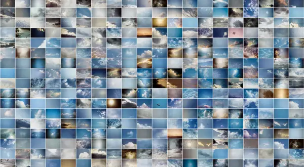 Un'installazione di Luigi Ghirri, un infinito cielo azzurro e bianco, un viaggio visivo tra nuvole e luce.
