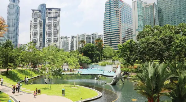 Park z rzeźbą wieloryba i basenem w Kuala Lumpur. Idealne miejsce na relaks, gdy zastanawiasz się, kiedy jechać do Malezji.