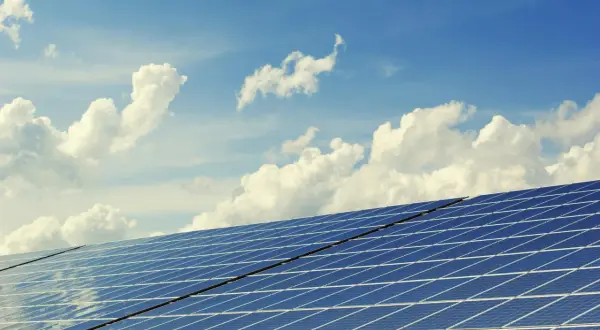 Paneles solares en Segovia, aprovechando el sol para obtener energía limpia. ¡Infórmate sobre subvenciones placas solares Segovia!
