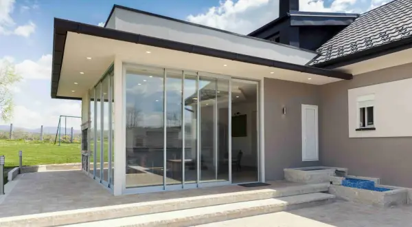 Ogród zimowy do 35 m²: Zgłoszenie czy pozwolenie? Uniknij błędów!