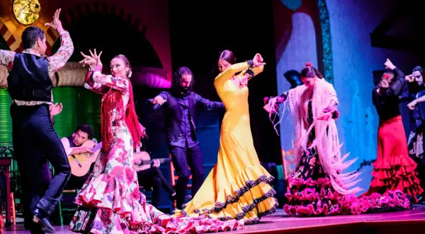 Artistas de flamenco cautivan en Japón con vibrantes trajes y apasionada danza.