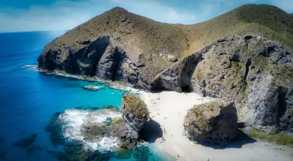 Una cala escondida entre acantilados, con arena dorada y aguas turquesas, es una de las mejores playas de Almería.