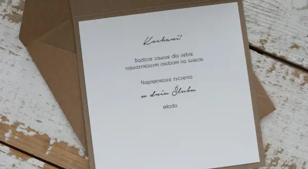 Elegancka kartka z życzeniami na ślub. Idealna, by dołączyć do koperty z pieniędzmi. "Kochani! Bądźcie zawsze dla siebie najważniejszymi osobami na świecie. Najpiękniejsze życzenia w dniu ślubu składa...