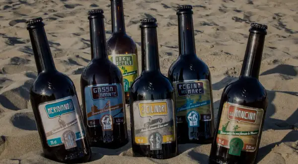 Sei bottiglie di birra del birrificio del forte sulla sabbia. Ogni etichetta racconta una storia: "Meridiano", "Gassa d'Amante", "2 Cilindri", "Regina del Mare", "La Mancina" e "Fior di Oppolo".