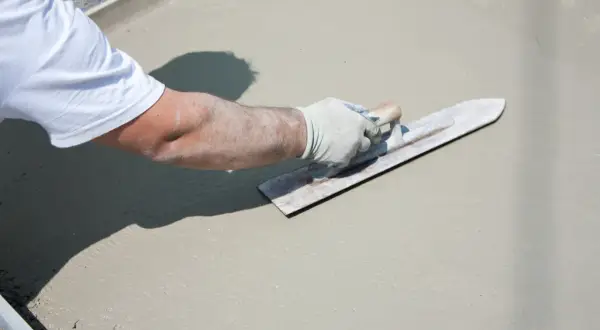 Jak wylać taras betonowy? Poradnik DIY i 7 błędów do uniknięcia