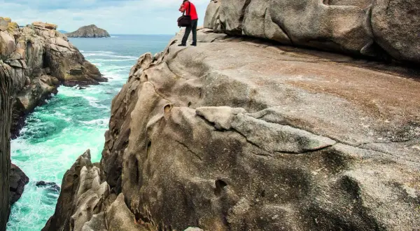 Fotógrafo captura la belleza de los acantilados de papel Xove, con el mar turquesa rompiendo contra las rocas.