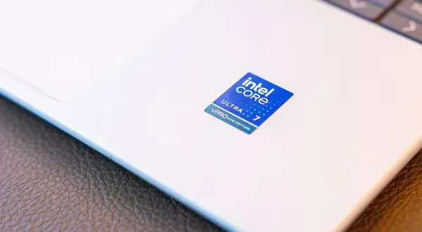 Pegatina azul de Intel Core Ultra 7 155H en un portátil blanco.