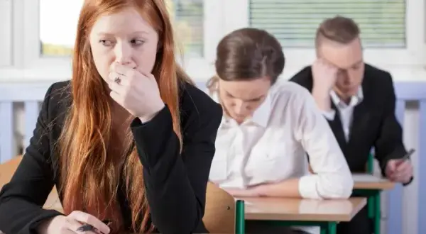 Co grozi za ściąganie na maturze? Surowe konsekwencje dla zdających