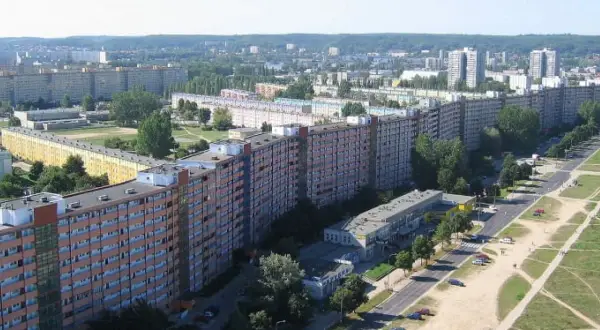 Widok z lotu ptaka na Falowiec w Gdańsku, pokazujący jego imponującą długość i rozciągający się wzdłuż ulicy i terenów zielonych.