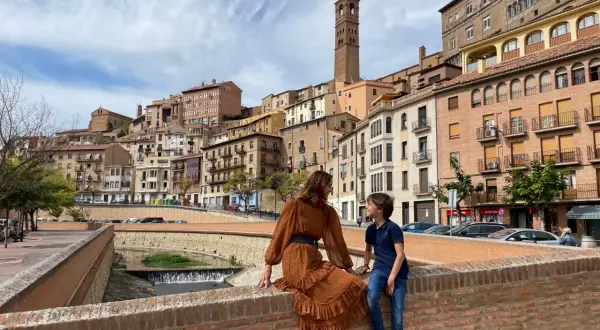 Madre e hijo disfrutan de las vistas de Tarazona, con su imponente torre mudéjar. ¡Mucho que ver en Tarazona!