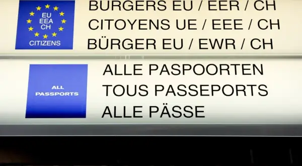 Tablice informacyjne na lotnisku: "Obywatele UE/EOG/CH" i "Wszystkie paszporty". Wjazd do strefy schengen.