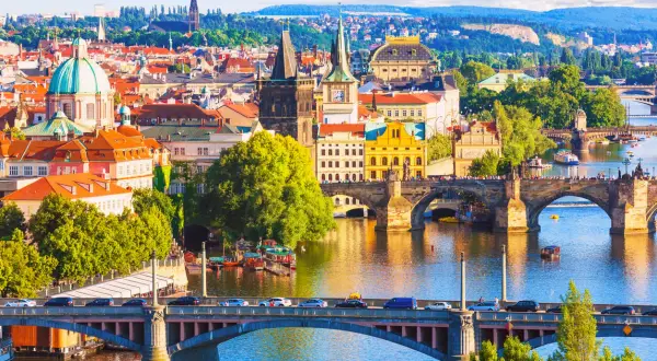 Vacker vy över Prag med Karlsbron och floden Moldau. En perfekt prag temperatur för att njuta av stadens arkitektur och livliga atmosfär.