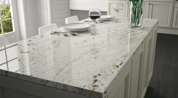 Encimera de cocina de granito pulido, lista para sellar y proteger. Perfecta para un hogar moderno.