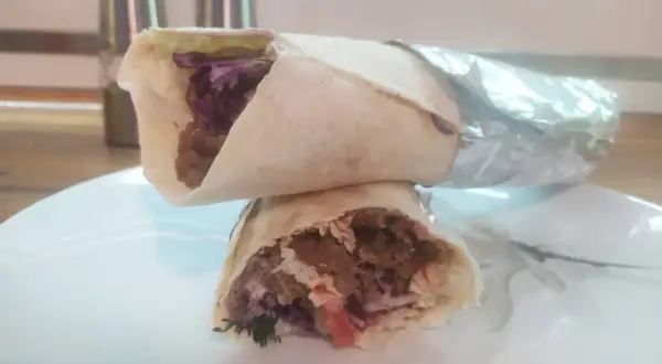 Dwa tortille z mięsem, warzywami i sosem – tak wygląda pyszny kebab.