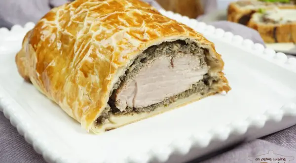 Un délicieux filet mignon en croûte, doré et croustillant, prêt à être dégusté.