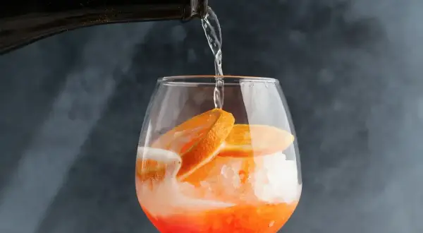 Orzeźwiający Aperol w szklance z lodem i pomarańczą. Idealny aperol przepis na lato.