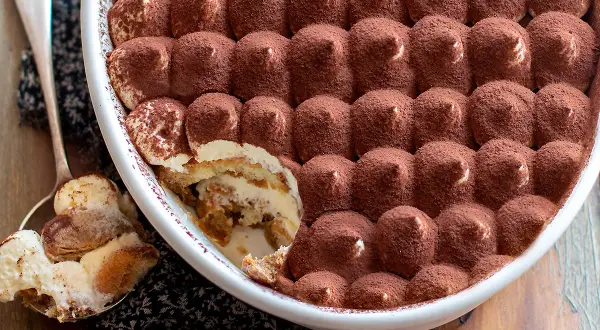 Tiramisù fatto in casa, una deliziosa ricetta con savoiardi, crema e cacao. Perfetto per ogni occasione.