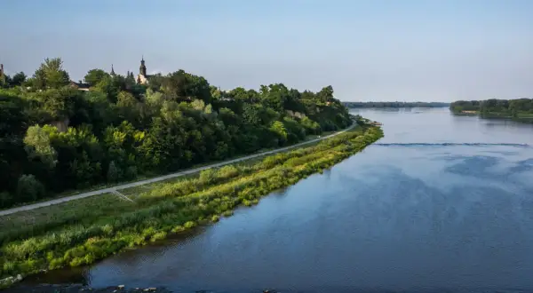 Wyspa z kościołem i zielenią nad rzeką, idealne miejsce na spacer. Wyszogród atrakcje czekają!