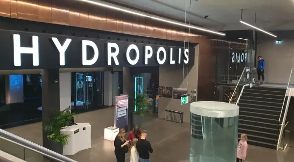 Besucher im Hydropolis Breslau, einem Zentrum für Wasserwissenschaften, bestaunen Ausstellungen.