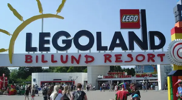 Gdzie jest Legoland? To Legoland Billund Resort w Danii, z wielkim napisem i ludźmi wchodzącymi do parku.