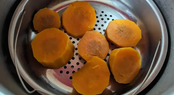 Morceaux de patates douces cuites à la vapeur dans un panier en métal, prêts pour une recette patate douce rapide.