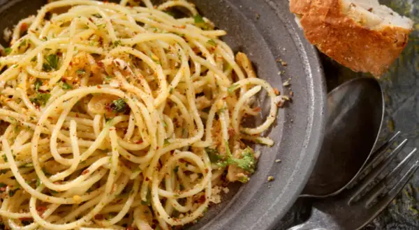 Spaghetti Aglio e Olio: Sekrety mistrzowskiego smaku i kremowego sosu