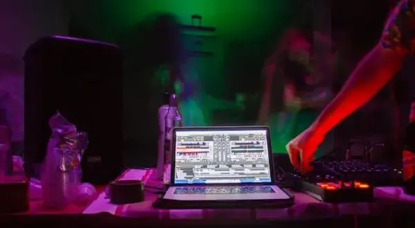 Ile bierze DJ Hazel za występ? Poznaj ceny i stawki na imprezy