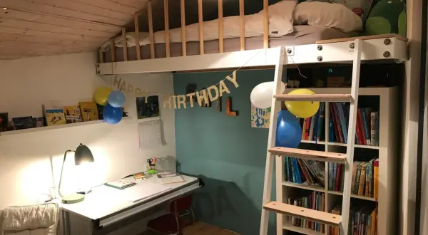 Ein **Hochbett mit Schreibtisch selber bauen** ist hier perfekt umgesetzt. Ein gemütliches Bett über einem Arbeitsplatz mit Bücherregal.