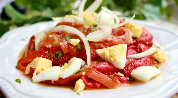 Zorongollo extremeño: pimientos asados, tomate, cebolla y huevo duro, un plato fresco y lleno de sabor.