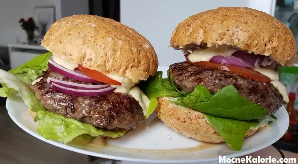 Burger z frytkami: Ile kalorii? Poznaj fakty i triki