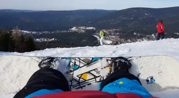 Ile kosztuje snowboard? Przewodnik po cenach nowego i używanego sprzętu