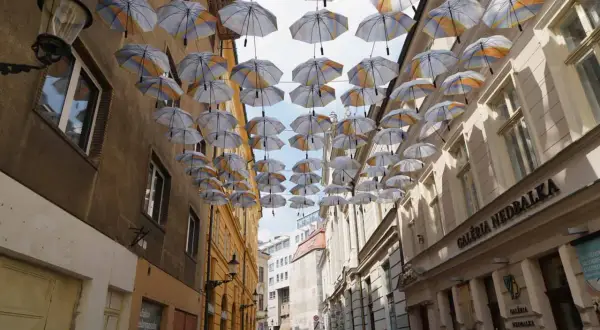 Bratislava: Hängende Regenschirme über einer Gasse mit Geschäften. Ein toller Anblick bei den vielen Dingen, die man in Bratislava unternehmen kann.