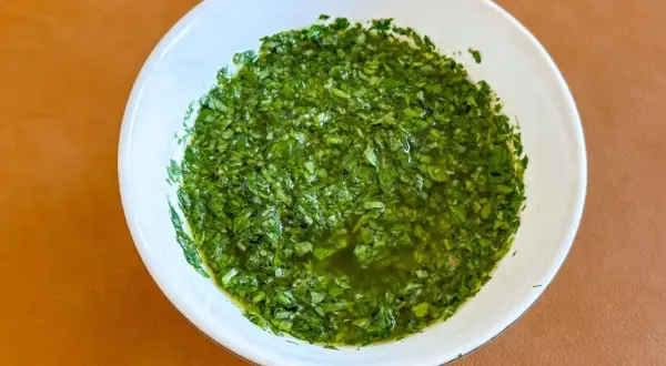 En skål med färsk, finhackad salsa verde, redo att förhöja vilken rätt som helst.