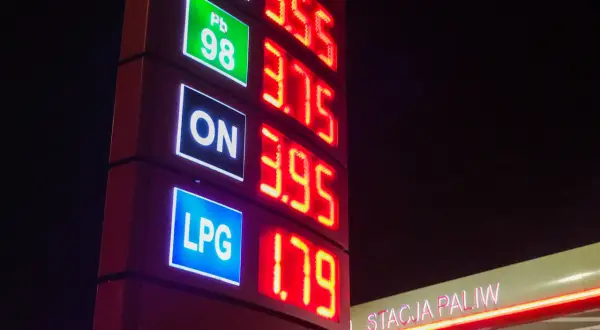 Ile kosztuje 1l benzyny? Zaskakujące zmiany cen paliw w Polsce