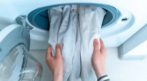 Jak prać bluzy, aby nie straciły jakości i koloru? Sprawdź te porady