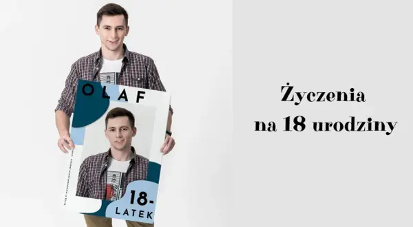 Olaf trzyma plakat z życzeniami na 18 urodziny. Uśmiechnięty chłopak prezentuje kartę z jego zdjęciem i napisem "18-latek".
