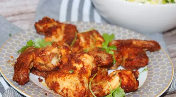 Krispiga kycklingklubbor i airfryer, kryddade och serverade med färsk koriander. Enkel och god middag!
