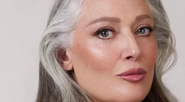 Jaki puder do cery dojrzałej? Sekret gładkiej skóry po 50.