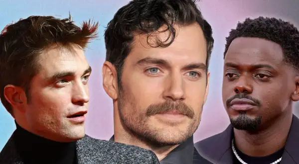 Trois hommes, chacun avec une forme de tête homme distincte, posent côte à côte.