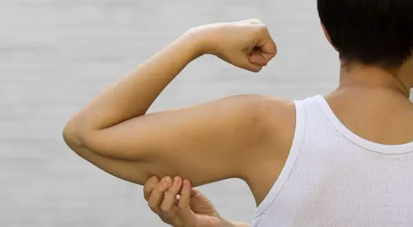 Braccio con pelle flaccida, segno di perdita tono muscolare cause.