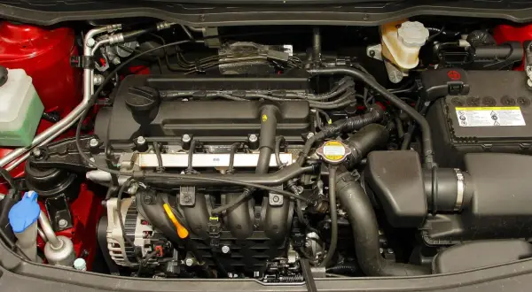 Silnik Hyundai i20 1.2 benzyna. Widoczny alternator, akumulator, płyny i przewody.