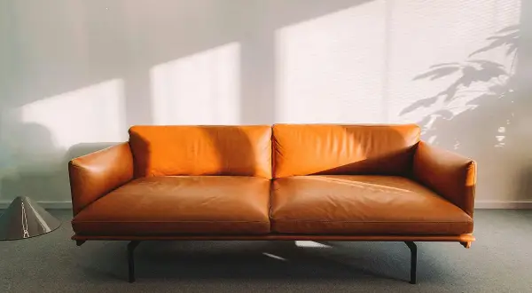 Elegancka, brązowa kanapa ze skóry naturalnej. Dowiedz się, jak czyścić skórę naturalną, by zachować jej piękno.