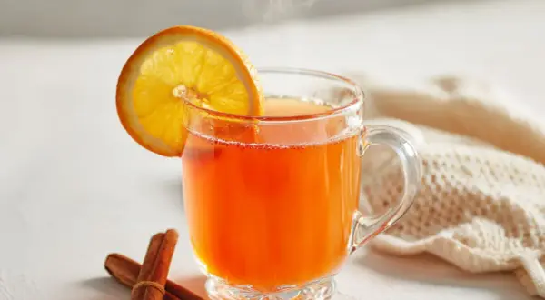 Warmer Aperol Spritz mit Zimt und Orange, perfekt für kalte Wintertage.