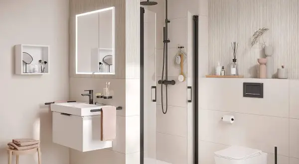 Modernes kleines Bad mit Dusche, Hänge-WC und Waschtisch. Tolle kleines Bad Ideen für minimalistisches Design.