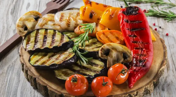 Grillowane warzywa: bakłażan, papryka, pieczarki, pomidorki i cebula. Idealne dodatki do grilla.