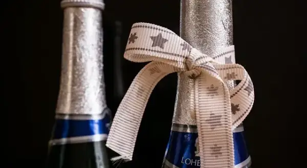 Jak zapakować butelkę na prezent: 5 prostych kroków i pomysłów na dekorację