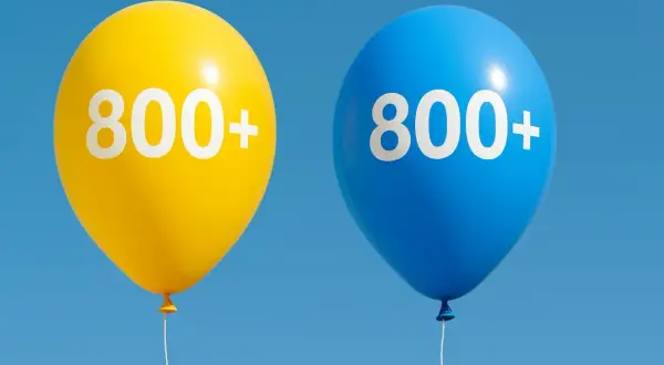 Dwa balony, żółty i niebieski, unoszą się na błękitnym niebie. Na każdym widnieje napis "800+".