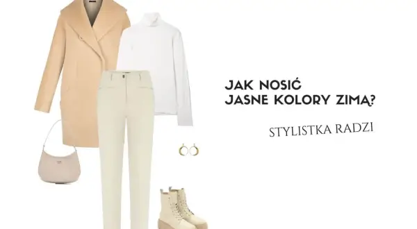 Jasne spodnie damskie w stylizacji zimowej: beżowy płaszcz, biały golf, botki i torebka. Stylistka radzi, jak nosić jasne kolory zimą.