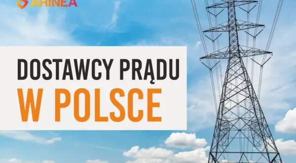 Wysokie słupy energetyczne i napis "DOSTAWCY PRĄDU W POLSCE" na tle błękitnego nieba z chmurami.